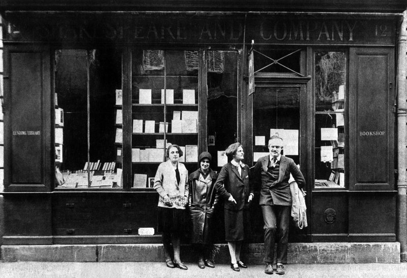 Hemingway y Beach en la puerta de la librería