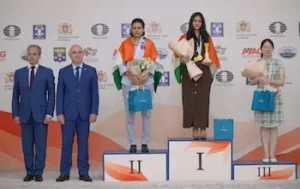 Divya Deshmukh en el podio 