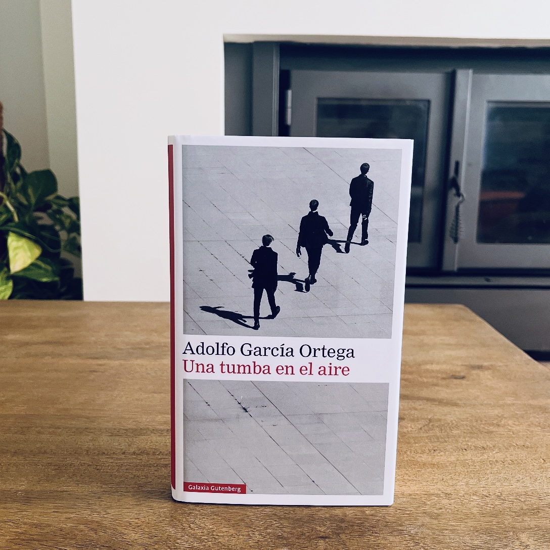 Reseña de Una tumba en el aire de Adolfo García Ortega – Leer es vivir dos veces
