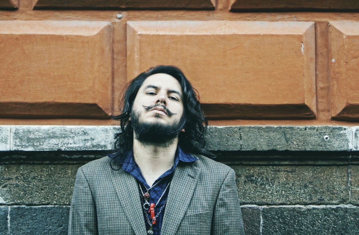 Descubre el boleto glam de Gustavo Rosacruz con su nuevo single «Dos Favores»