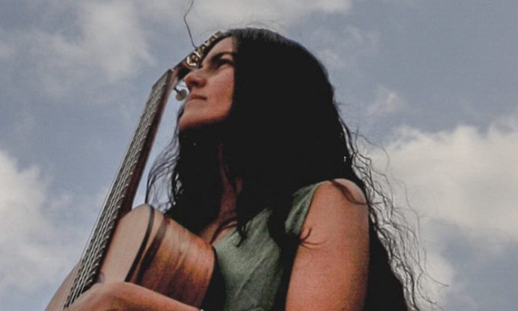 Escucha el primer álbum de Ariadna Veas