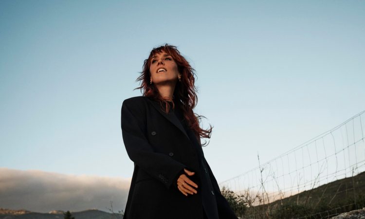 La artista francesa Zaz estrenó su nuevo álbum «Sains et saufs»