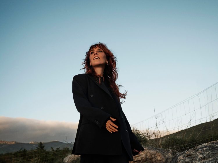 La artista francesa Zaz estrenó su nuevo álbum «Sains et saufs»