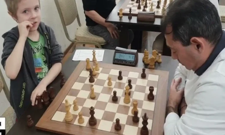 El niño autista que se ha hecho viral jugando al ajedrez