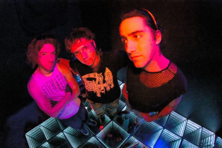 MACHINE GIRL desata caos sónico con “DREAD ARCHITECT”