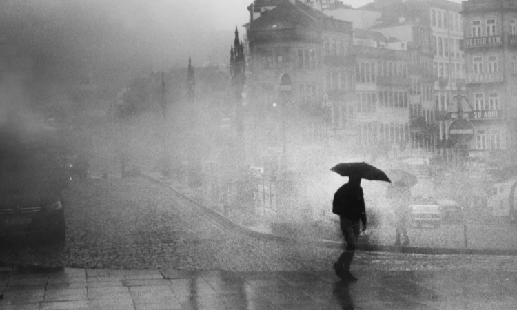 Reseña de Un hombre detrás de la lluvia de Luis Quiñones