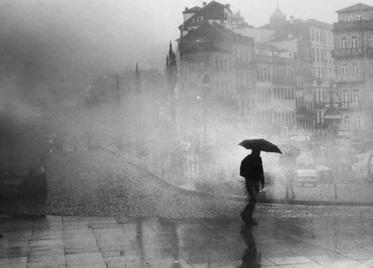 Reseña de Un hombre detrás de la lluvia de Luis Quiñones